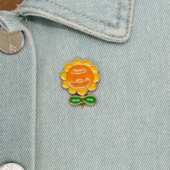 ✨Brooch Cute Cartoon sunflower shape Pin Enamel✨ - Picture 1 of 5